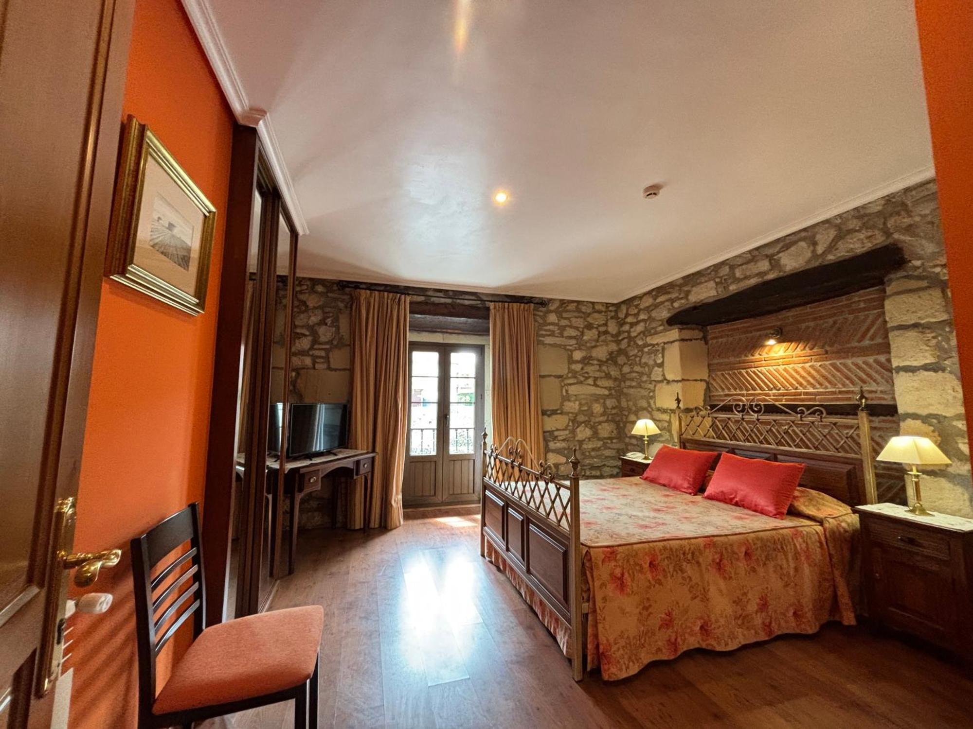 Hotel Casona Los Caballeros ซันติยานาเดลมาร์ ภายนอก รูปภาพ